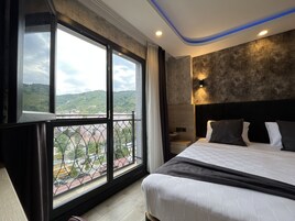 Quarto casal ou duplo conforto | Roupas de cama premium, frigobar, cofres nos quartos, escrivaninha