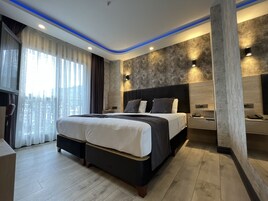 Quarto casal ou duplo conforto | Roupas de cama premium, frigobar, cofres nos quartos, escrivaninha
