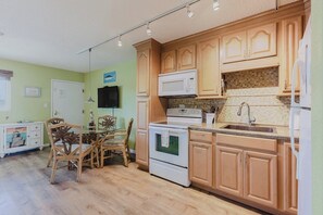 Oven, stovetop, coffee/tea maker, cookware/dishes/utensils - Ocean Jewel 1bed/1bath nightly condo with shared pool (Marathon)
