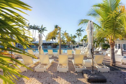 Ocean Jewel 1bed/1bath nightly condo with shared pool