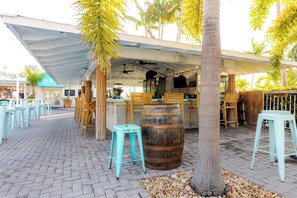 Bar (on property) - Ocean Jewel 1bed/1bath nightly condo with shared pool (Marathon)