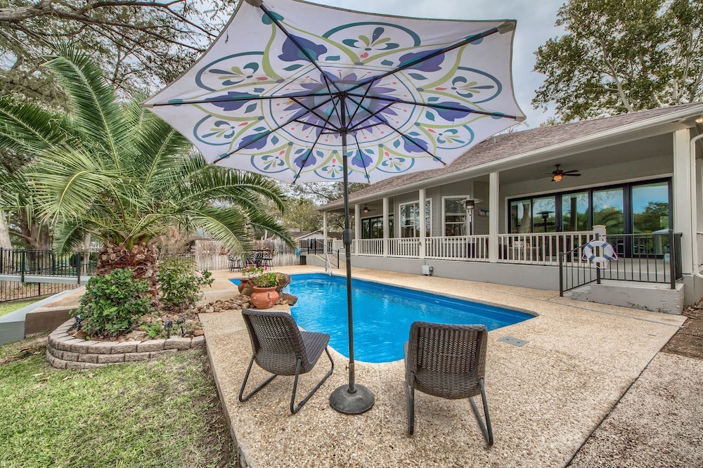 Wonderful 3/2 home on Lake dunlap! Private Pool!
