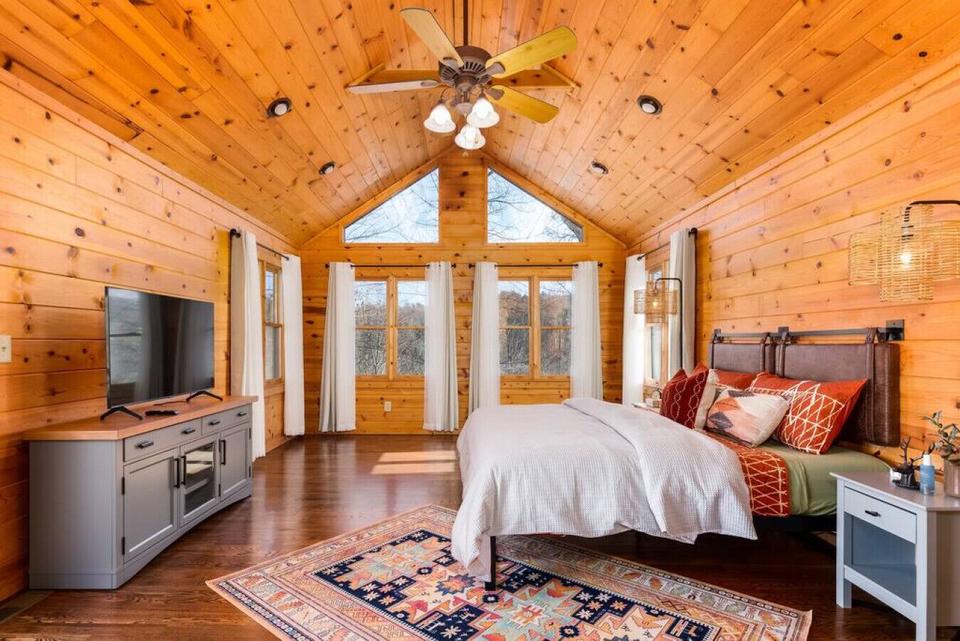 ⛺ Secluded Cabin ⛰️ Mountain Views | Fire Pit | Arcades & Games | Full Kitchen