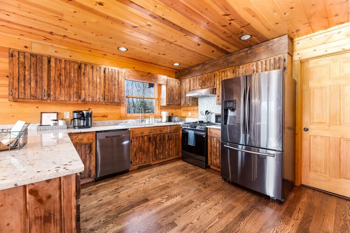 ⛺ Secluded Cabin ⛰️ Mountain Views | Fire Pit | Arcades & Games | Full Kitchen