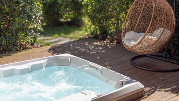 Tina de hidromasaje al aire libre