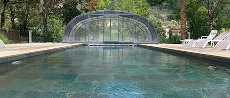 Una piscina techada, una piscina al aire libre