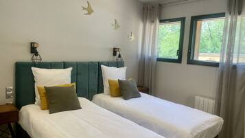 2 habitaciones, tabla de planchar con plancha y cuna de viaje