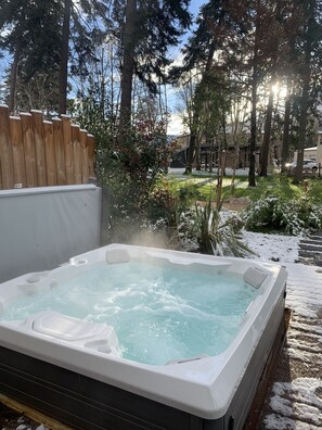 Bañera de hidromasaje al aire libre