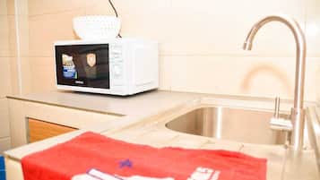 Business Apartment | Private kitchen | Fridge, microwave, cookware/dishes/utensils