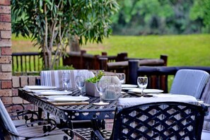 Outdoor dining - Cambalala Unit 4  - Luxury Self Catering Vacation Rental In Kruger Park Lodge (Hazyview)