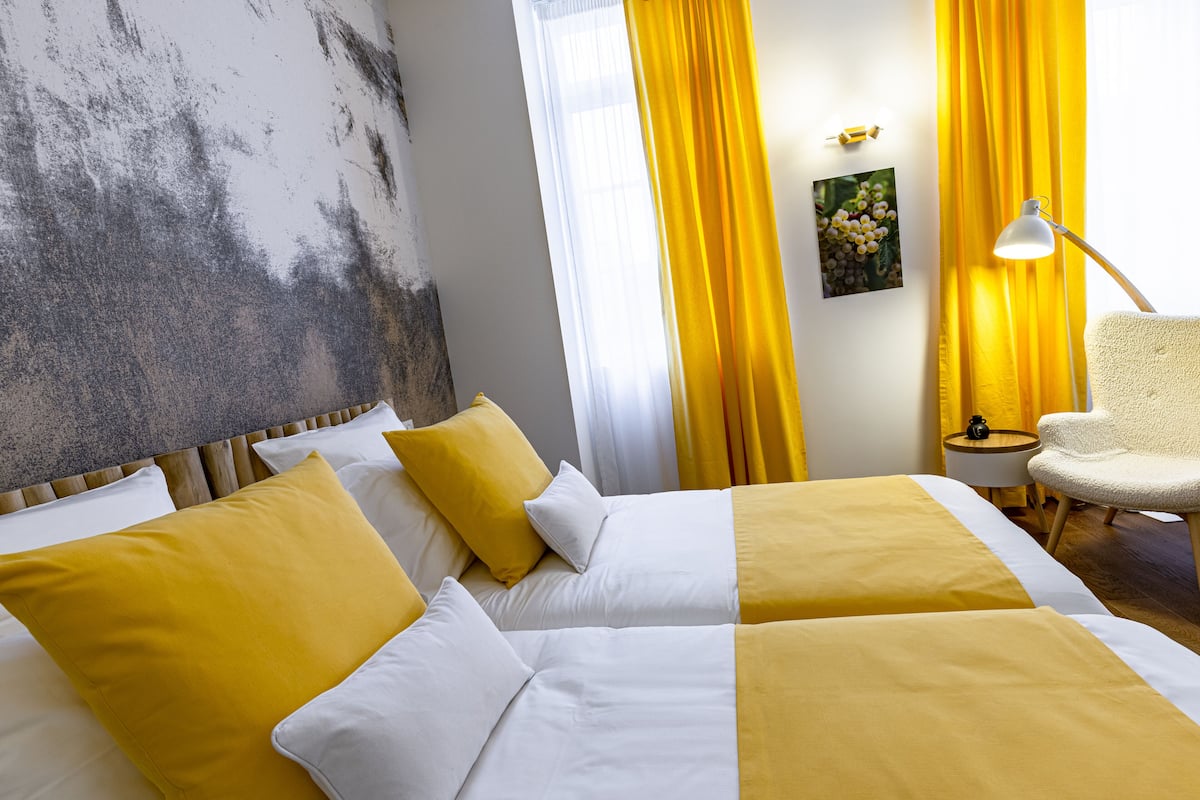 Chambre Chardonnay | 1 slaapkamer, een kluis op de kamer, individueel gedecoreerd