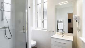 Dusche, Haartrockner, HandtĂŒcher, Seife