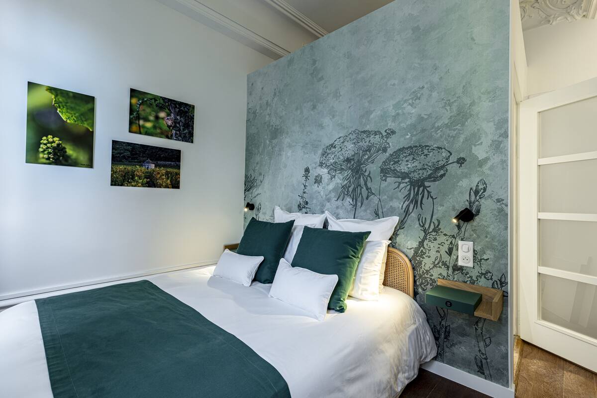 Chambre Anis | 客房内保险箱、办公桌、遮光窗帘、隔音