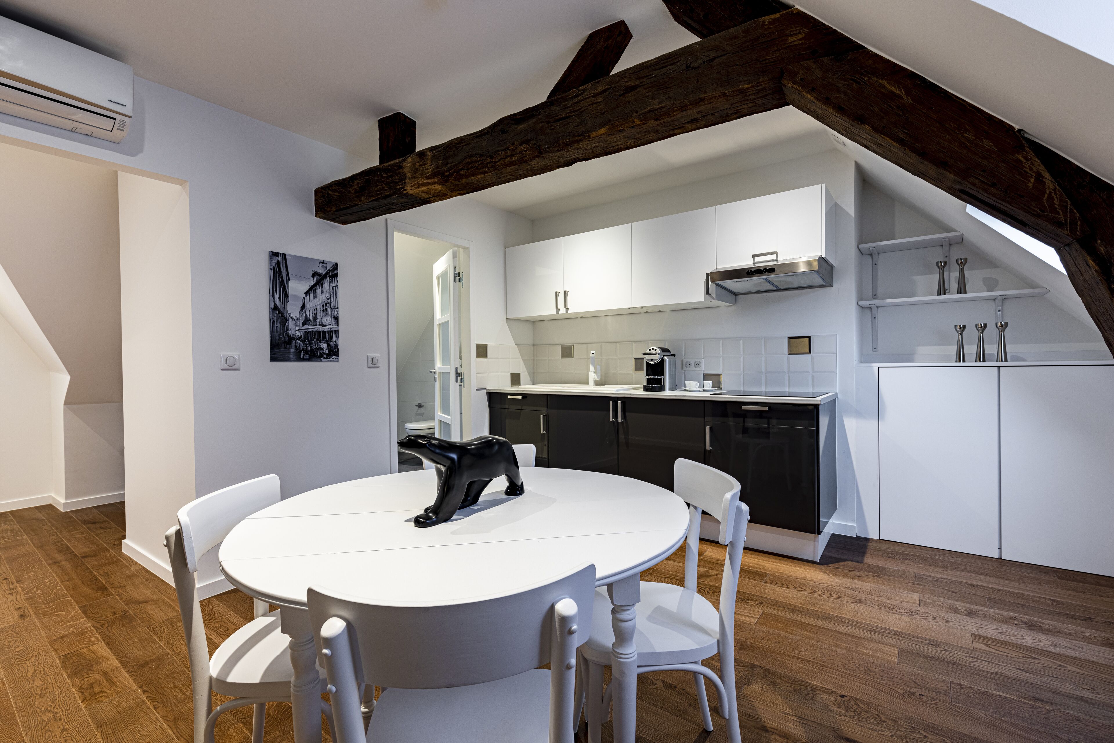 appartement ours pompon | living area | 100-cm flat-screen tv with satellite channels, tv