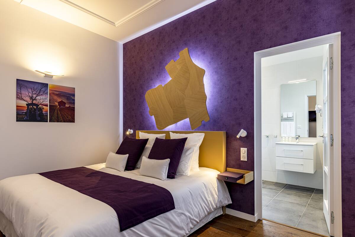 Chambre Cassis | 客房内保险箱、办公桌、遮光窗帘、隔音