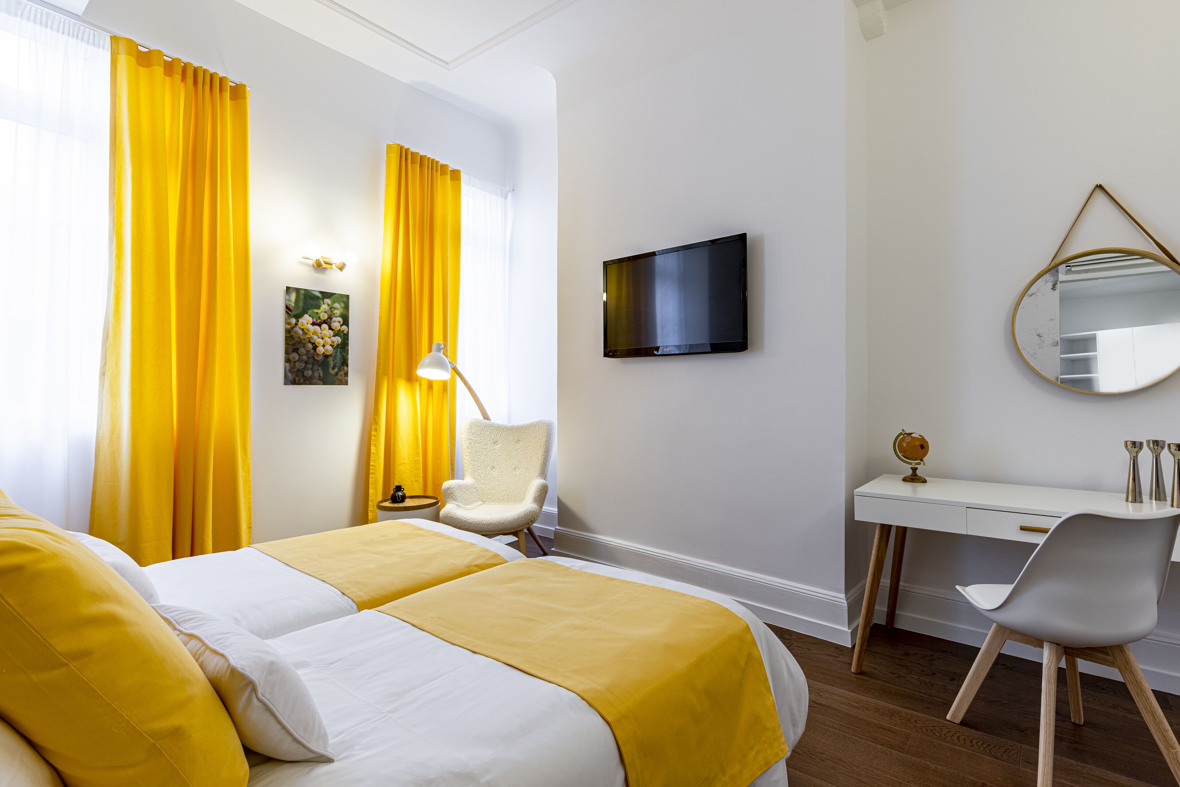 chambre chardonnay | in-room safe, individually decorated, individually furnished, desk