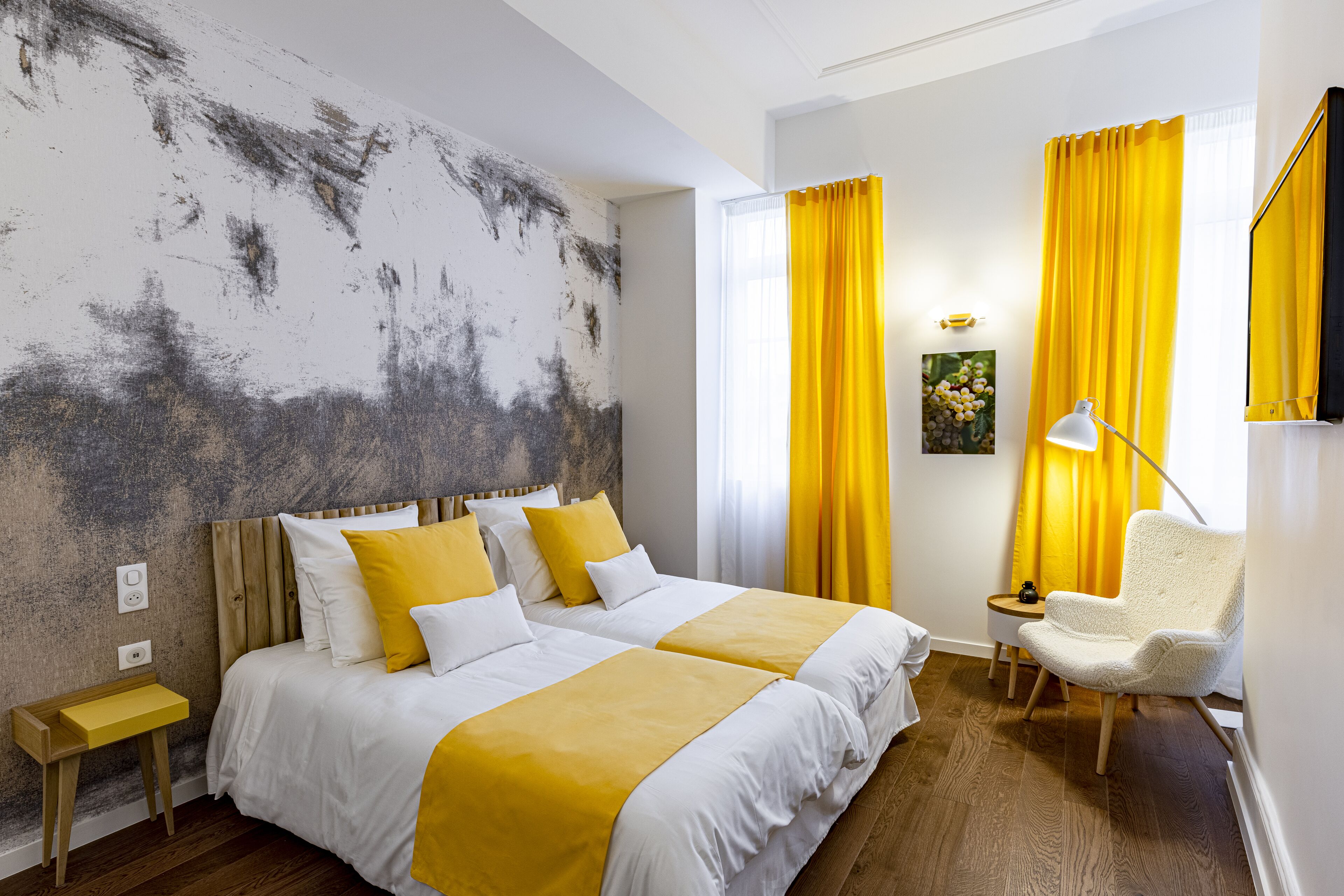 chambre chardonnay | in-room safe, individually decorated, individually furnished, desk