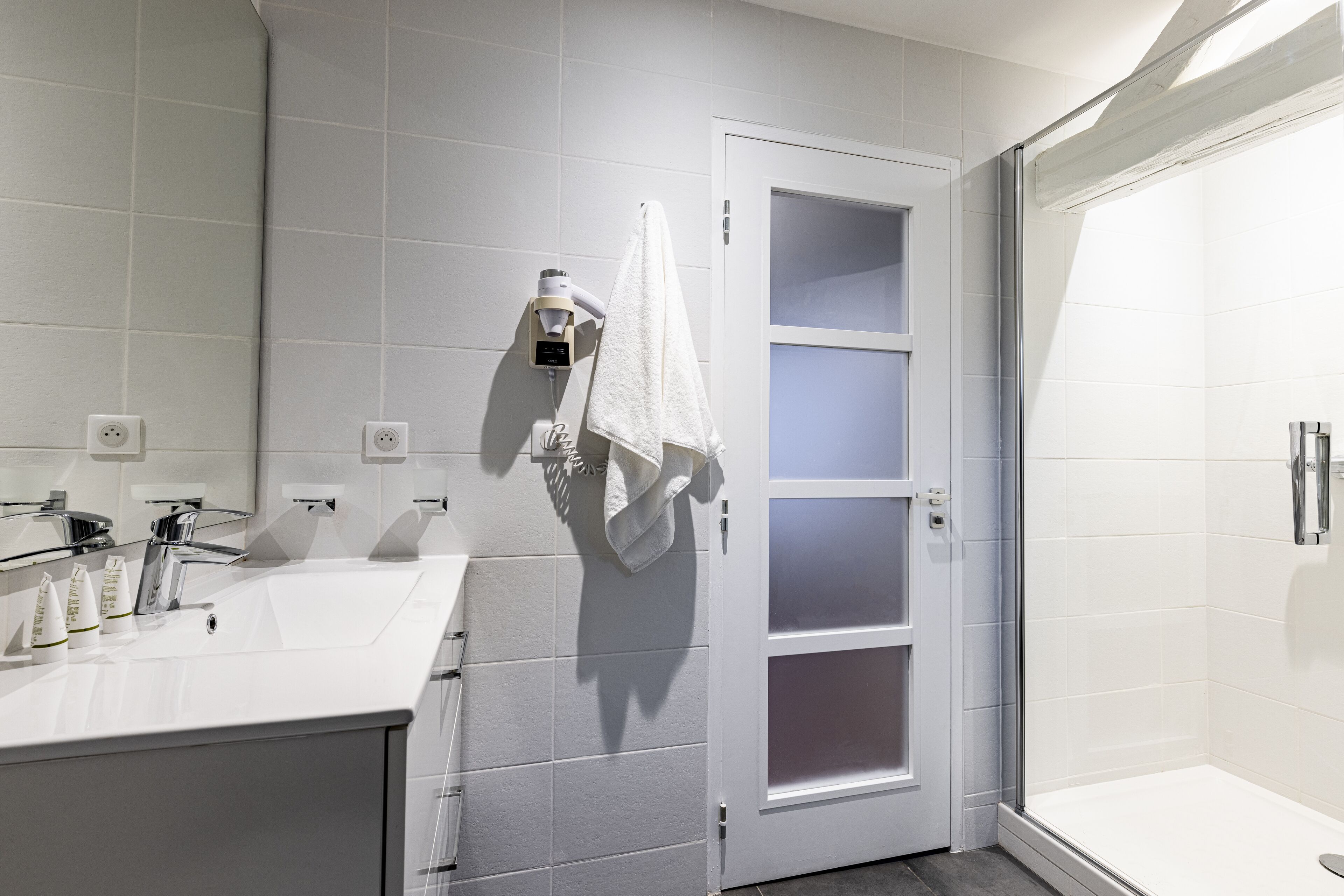 appartement ours pompon | bathroom | shower, hair dryer, towels, soap