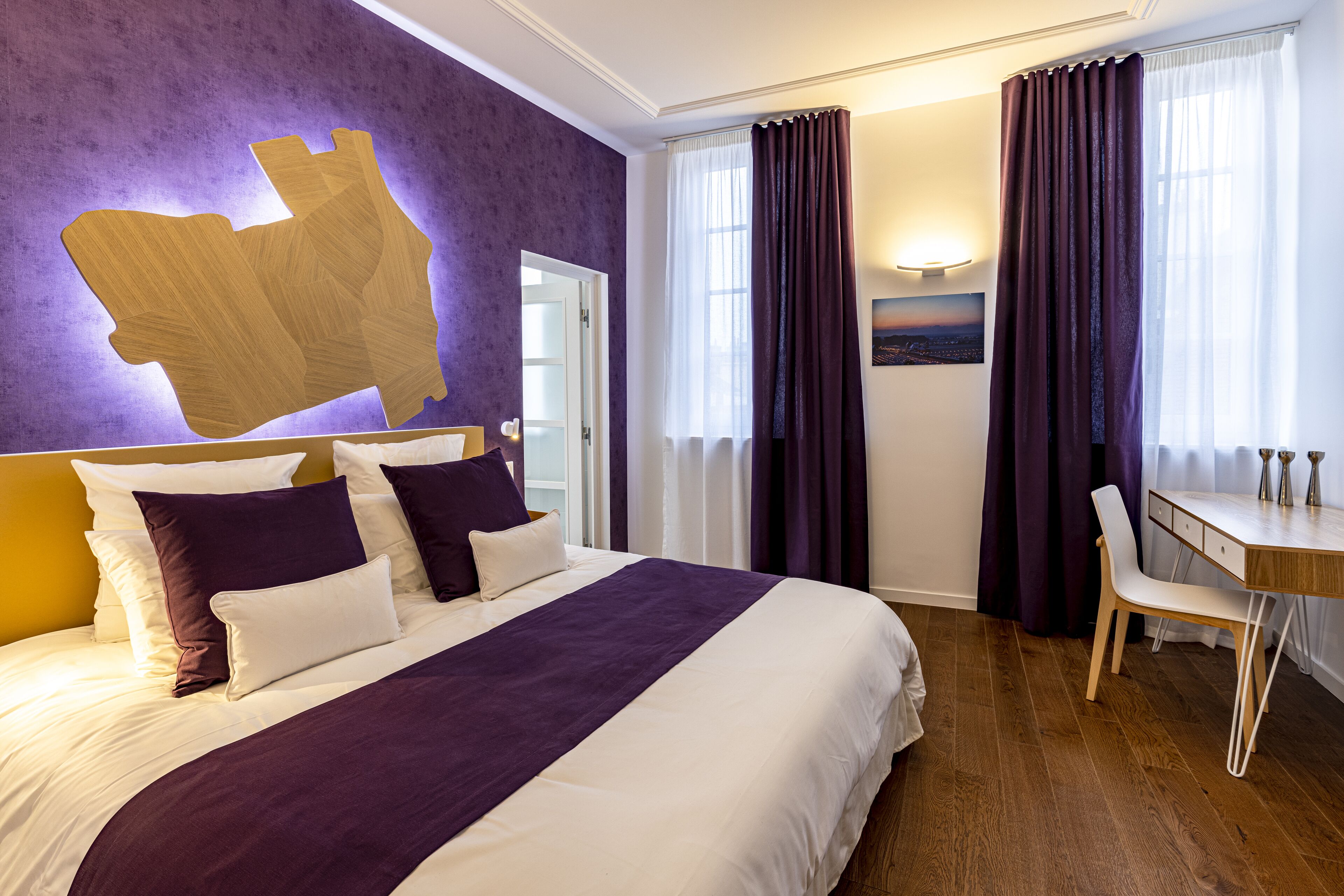 Chambre Cassis | Cofres nos quartos, escrivaninha, cortinas blackout
