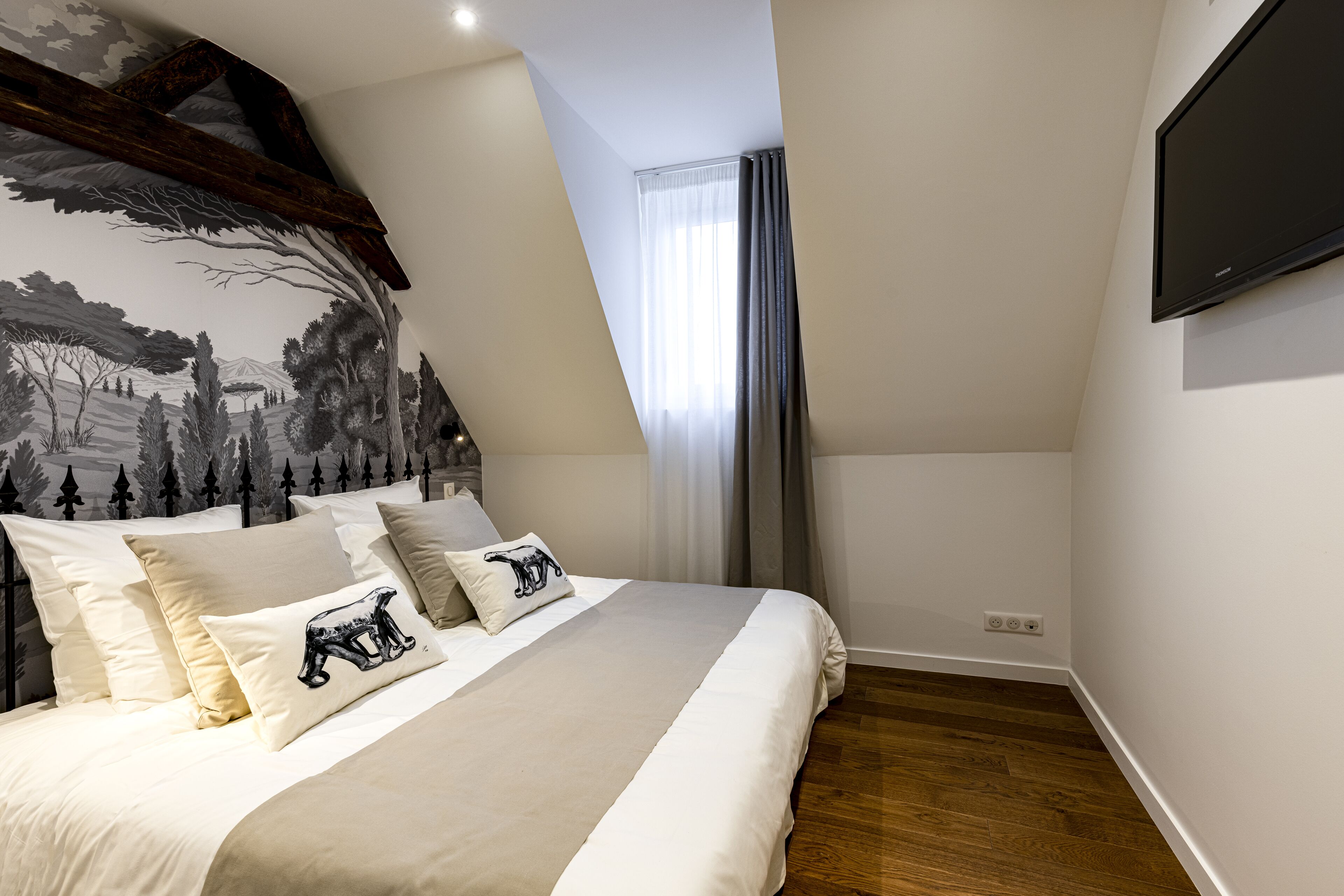 appartement ours pompon | in-room safe, individually decorated, individually furnished, desk