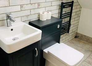 Casa | Baño | Regadera, secadora de cabello, toallas 