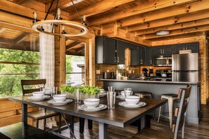 Frigorífico grande, microondas, horno y placa de cocina