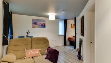 Flat-screen TV, Netflix, streaming services