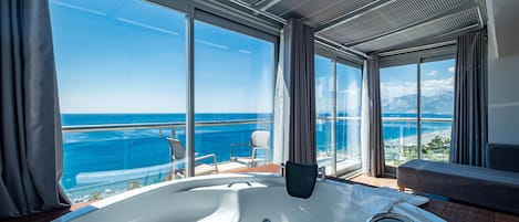 Habitación romántica doble | Minibar, caja fuerte, espacio para trabajar con un portátil
