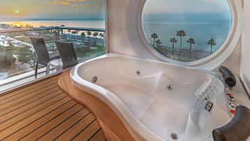 Luxury Room | Minibar, in-room safe, laptop workspace, blackout curtains
