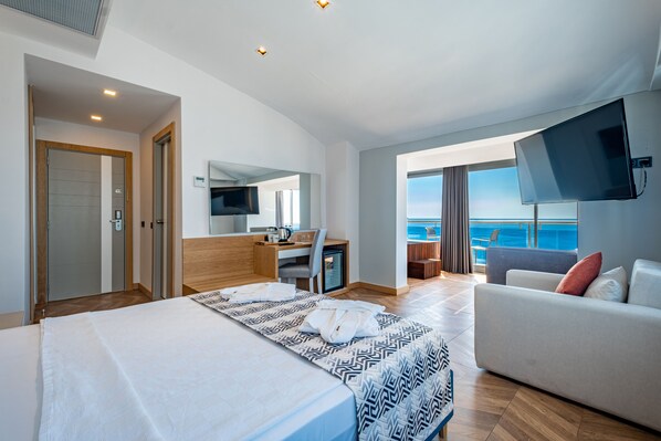 ميني بار وخزنة داخل الغرفة ومساحة عمل للكمبيوتر المحمول وستائر تعتيم