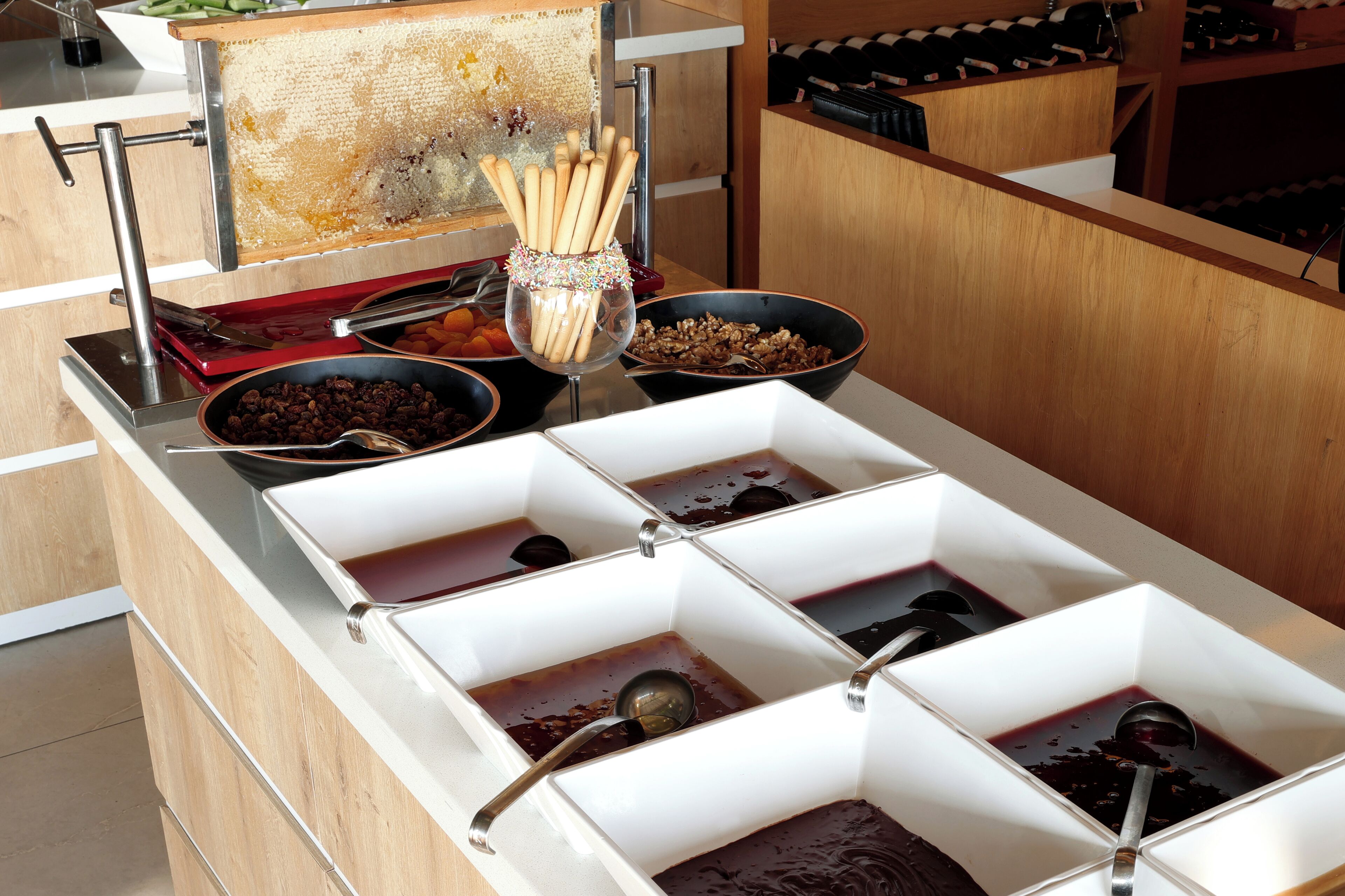 Una mesa de buffet con varios recipientes y utensilios.