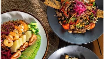 Tres platos de comida con diferentes ingredientes.