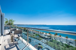 Een balkon met uitzicht op een strand en de oceaan.