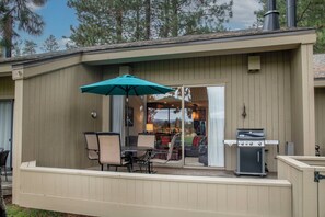 Outdoor dining - LC025-26 | Modern split level 2 bedroom Condo w/ kitchen and Mountain views. (Black Butte Ranch)
