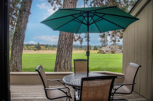 LC025-26 | Modern split level 2 bedroom Condo w/ kitchen and Mountain views.