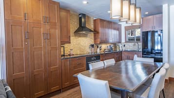 雪櫃、微波爐、焗爐、爐具