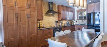 LC025-26 | Modern split level 2 bedroom Condo w/ kitchen and Mountain views.