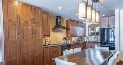 LC025-26 | Modern split level 2 bedroom Condo w/ kitchen and Mountain views.