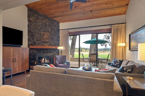 LC025-26 | Modern split level 2 bedroom Condo w/ kitchen and Mountain views.