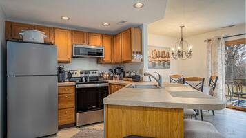 冰箱、微波炉、烤箱、炉灶