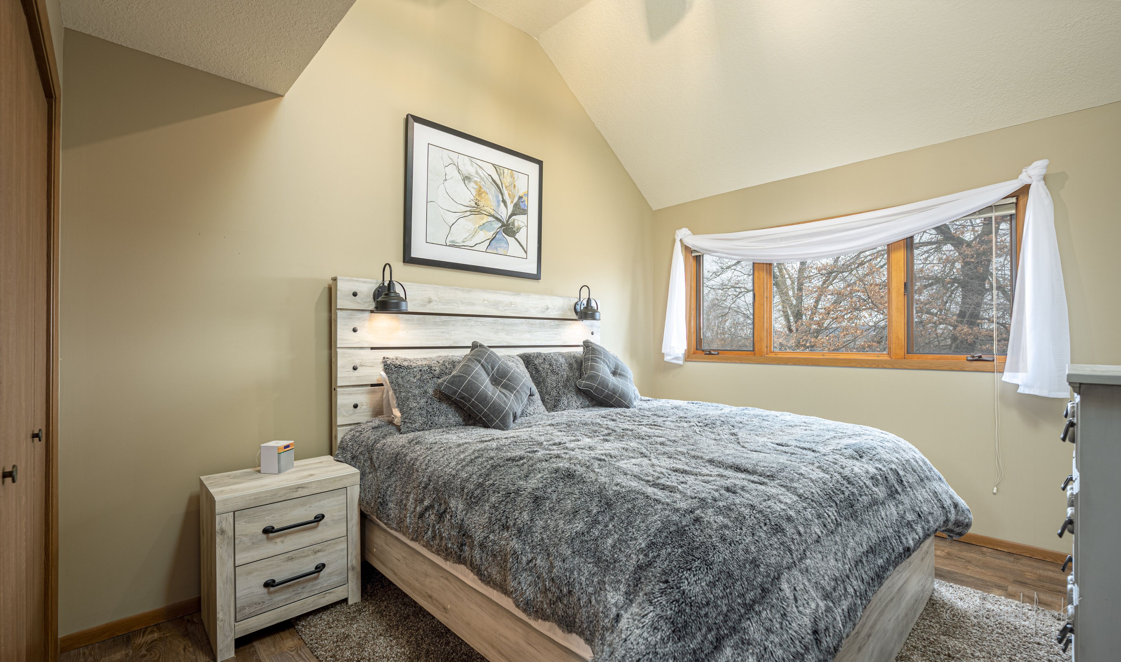 *KING Bed*Dog Friendly*Cozy Fireplace*Access 2 Indoor Pool, Pickleball & Gym*