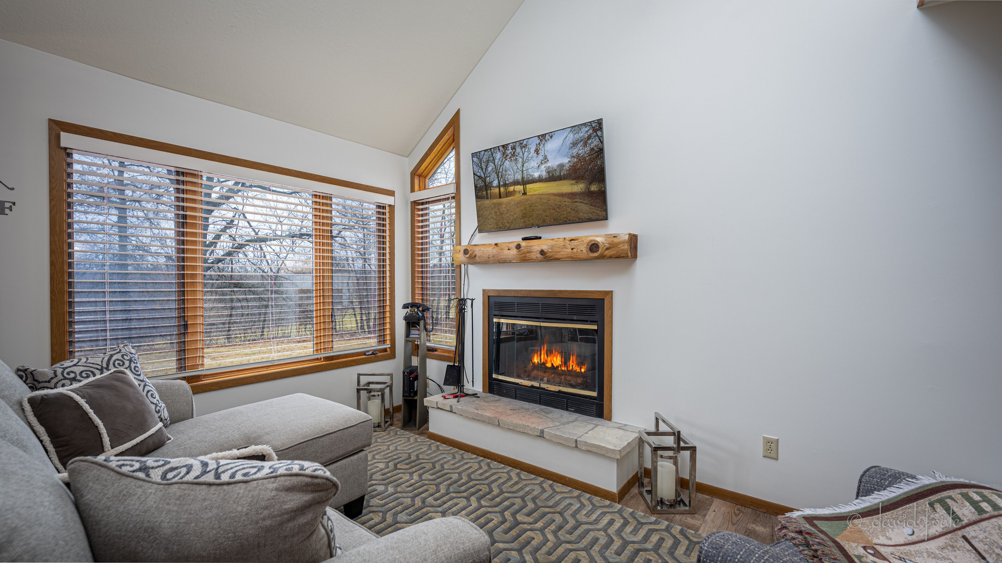 *KING Bed*Dog Friendly*Cozy Fireplace*Access 2 Indoor Pool, Pickleball & Gym*