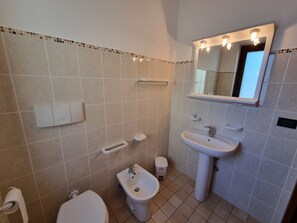 Apartment | Badezimmer | Dusche, Haartrockner, Handtücher, Shampoo