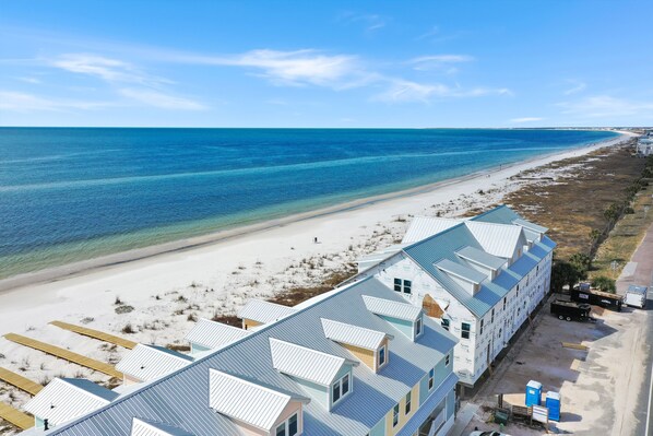 På stranden