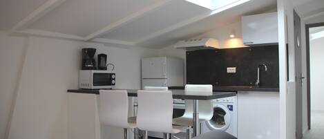 Fridge, microwave, oven, coffee/tea maker