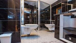 Badewanne, Haartrockner, Handtücher