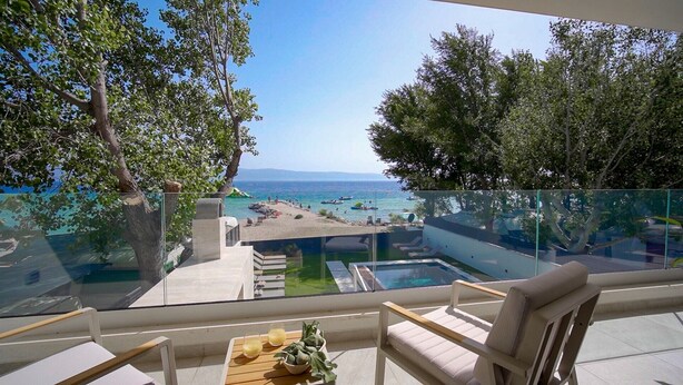 Ein Balkon mit freiem Blick auf Strand und Poolbereich.