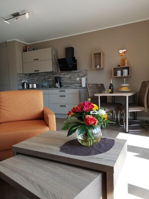 Fernseher, Kamin, Stereoanlage