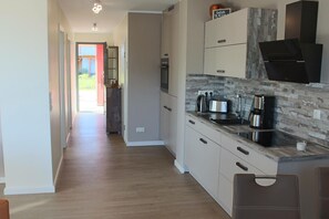 Een koelkast, een oven, een kookplaat, een vaatwasser