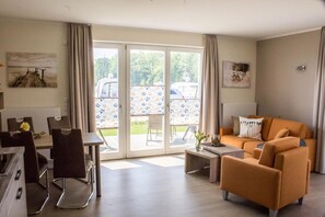 Een televisie, een open haard en een stereo